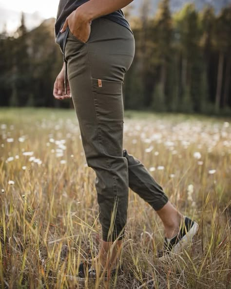 Wander Outfits, Camping Outfits For Women, Outdoorsy Style, Exercise Clothing, Spring Camping, Hiking Outfit Women, Summer Hiking Outfit, Camping Outfits, Hiking Pants