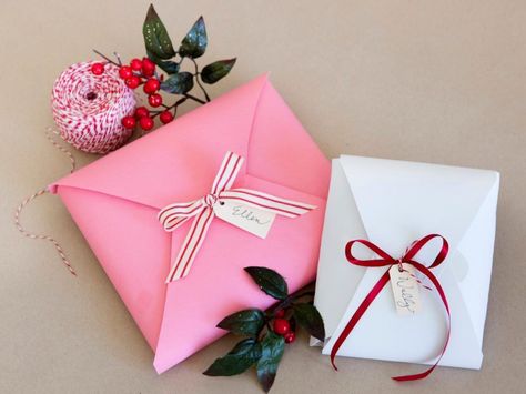 DIY Christmas Gift Wrapping Christmas Wrapping Diy, Gift Wrapping Ideas, Handmade Holiday Gifts, Diy Gift Card, Blanket Ideas, Newborn Swaddle, Gift Suggestions, Holiday Floral, Paper Gift Tags