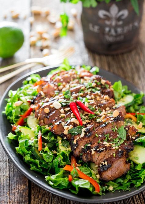 This Easy Thai Steak Salad is a super quick meal to prepare! It's loaded with veggies and features a grilled Thai-inspired marinated sirloin steak. A must try salad if you're looking for something healthy but also to satisfy those tastebuds! #thai #steak #salad Thai Steak Salad, Thai Steak, Salad Steak, Steak Salad Recipe, Thai Beef, Salad Easy, Grilled Steak Recipes, Beef Salad, Easy Salad