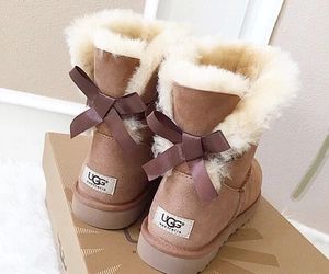 ugg Ugg Mini Bailey Bow, Uggs With Bows, Ugg Boots Outlets, Rich Clothes, Girly Christmas, Cheap Michael Kors, Michael Kors Outlet, Diy Handbag, Girl Christmas