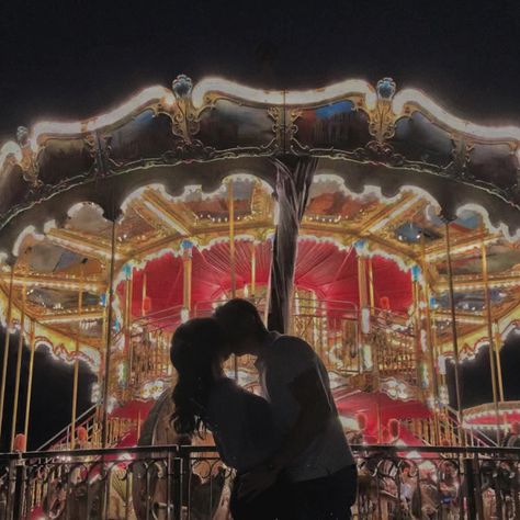 Carousel Photoshoot Couple, Carousel Couple Pictures, Couple At Carnival Aesthetic, Carousel Photo Ideas, Couple Carnival Pictures, Carnival Date Aesthetic Couple, Amusement Park Engagement Photos, Fair Photoshoot Couple, 20 Rupees Note