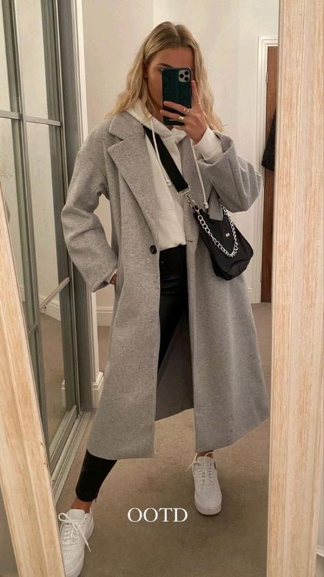 Fall Pea Coat Outfit, Winter Outfits 2023 Casual, How To Dress A Trench Coat, Classic Feminine Style Winter, London Tourist Outfit Winter, Dad Coat Outfits Winter, Outfits 2022 Invierno, Trendy Coats For Women 2023, Outfits With Grey Coat