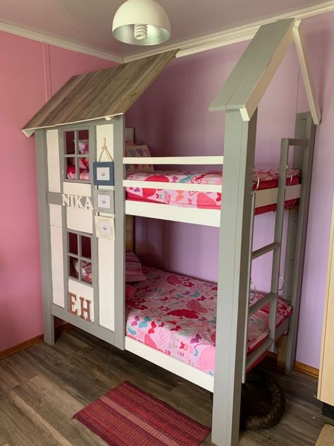 Hi Hometalk! If you're looking to give your kids some imaginative inspiration, why not give this a try? I started off by building a bunk bed which became a playhouse. I used two old single beds!! Here's how I made it:   First, you're oging to want to take the two old beds and make four long legs for the bunk bed. You will then drill the two beds in place.   Once  the two beds are in place, it'll look like classic bunk bed. After this, you can start building the play house accents.   Fi… Bunk Bed House, Old Baby Cribs, House Accents, Canopy Bed Diy, Basket Makeover, Diy Bunk Bed, Office Built Ins, Old Bookcase, Pallet Headboard