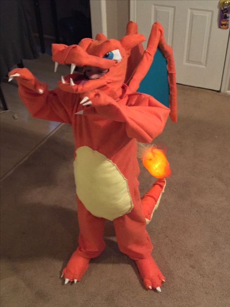 Charizard Halloween costume. The flame on the tail actually lights up!! Charizard Halloween Costume, Diy Charizard Costume, Charizard Costume Diy, Pokemon Costumes Kids, Charizard Costume, Pokemon Halloween Costume, Banana Ghosts, Diy Costumes Kids Boys, Umbreon Pokemon