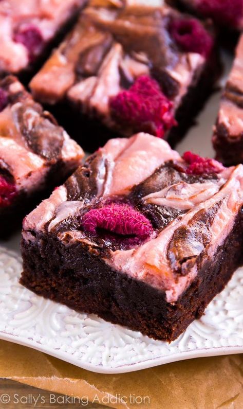 Rasberry Brownies, Pink Brownies, Pink Desserts Recipes, Raspberry Cheesecake Brownies, Fudgy Homemade Brownies, Berry Desserts, Sallys Baking, Cheesecake Brownie, Raspberry Brownies