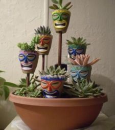 Tiki Planters Pots, Diy Flower Pot Ideas, Tiki Patio Ideas, Diy Tiki Decorations, Tiki Crafts, Tiki Patio, Pinecones Crafts, Tiki Ideas, Tiki Garden