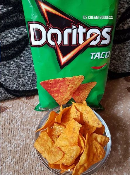 Doritos Taco ➖➖➖➖➖ At first i thought that they are going to be spicy but i was wrong. They are not spicy at all. This is actually paprika flavour. I noticed that after finishing the bag 😂😂 on the back there was written. I never had paprika tortilla chips so dont judge me😂 I really enjoyed these! 😍 i Love this flavour Doritos Aesthetic, Lays Poppables, Doritos Taco, Dont Judge, Movie Snacks, Chocolate Company, I Was Wrong, Uk London, Friday Morning