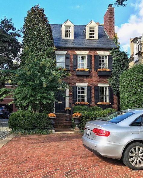 Such beautiful Colonial Architecture in Georgetown, DC Dc Brownstone, Georgetown Houses, Georgetown Townhouse, Dc Houses, Dc Townhouse, Modern Colonial Home, Brick Colonial House, Colonial House Exterior, Georgetown Dc