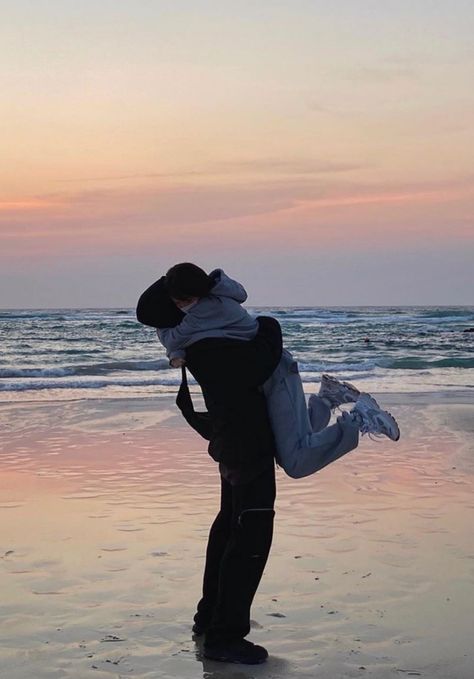 cute ulzzang couple 얼짱 pair kawaii adorable korean pretty beautiful hot fit japanese asian soft aesthetic g e o r g i a n a : 人 Korean Couple In Beach, Couple Hugging Goals Aesthetic, Japanese Couple, 사진 촬영 포즈, Goals Pictures, Ulzzang Couple, Korean Couple, Korean Aesthetic, Relationship Goals Pictures