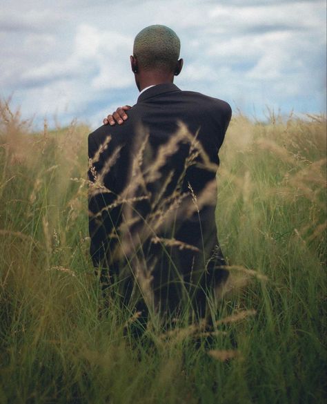 Nature And People Photography, Male Editorial Photography Outdoors, Grass Field Photoshoot Men, Garden Photoshoot Men, On Location Photoshoot, Outside Shoot Ideas, Nature Graduation Pictures, Photo Shoot In Field, Outside Editorial