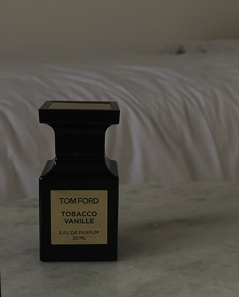 Old Money Fragrance, Tom Ford Perfume Aesthetic, Old Money Perfume, Elegant Perfume, Couples Hidden Face Pics, Perfume Aesthetic, Tom Ford Perfume, Dior Fragrance, Scent Garden