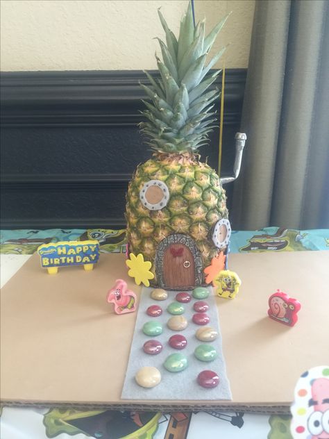 Spongebob house made with a real pineapple Spongebob Pineapple House Diy, Spongebob Squarepants House, Spongebob Pineapple House, Diy Spongebob, Spongebob Squarepants Party, Spongebob Birthday Party Decorations, Spongebob House, Spongebob Christmas, Candy Centerpiece