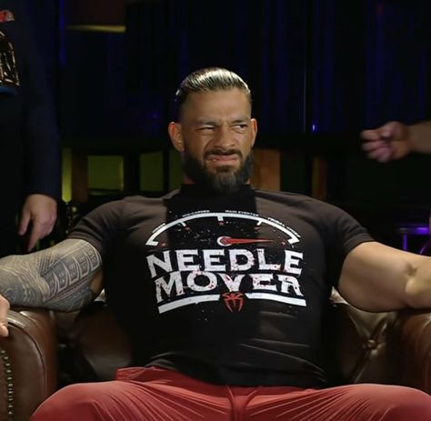 Roman Reigns Funny, Wwe Reaction Pics, Roman Reigns Memes, Wwe Funny Pictures, Roman Reigns Gif, Wwe Men, Wrestling Memes, Wwe Funny, Roman Reigns Shirtless