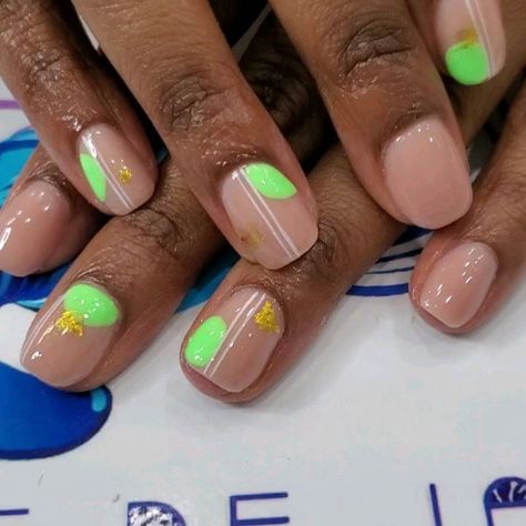 Green Overlay Nails, Green And Yellow Nail Art, Short Green And Yellow Nails, Overlay Gel Nails, Natural Nail Inspo Short, Short Nail Bed Nails, Lime Green Short Nails, Green Nails With Yellow Flowers, Nail Inspo Short