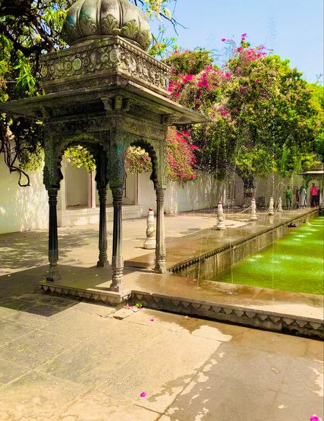 Indian Garden Aesthetic, Indian Haveli Aesthetic, Pali Rajasthan, City Palace Udaipur, Udaipur India, Indian Garden, Ancient Indian Architecture, Holiday Travel Destinations, Dreamy Photography