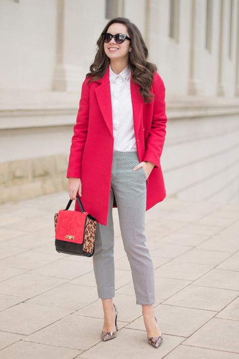 Outfits With Striped Shirts, Business Outfits Women, Business Casual Work, Womens Business Casual, Casual Work Outfit, Outfit Trends, Red Coat, Casual Work Outfits, Grey Pants