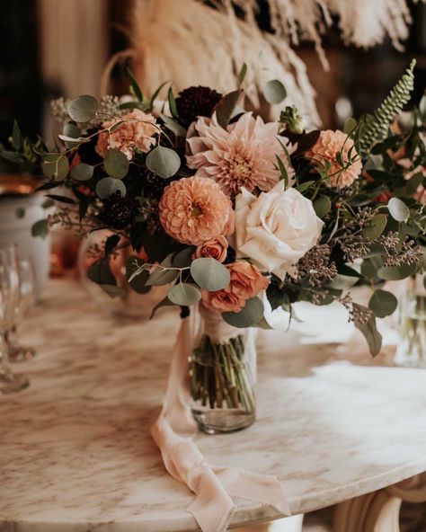 Rustic Chic Floral Arrangements, Brunnete Hairstyle Wedding, Cream Fall Wedding Flowers, Fall Chuppah Flowers, Wedding Florals Table Decor, Fall Wedding Table Centerpieces Flowers, October Wedding Flowers Centerpieces, Rustic Wedding Flower Arrangements, Pillar Flowers Wedding Ceremony