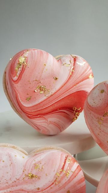 Valentine’s Day Macaroon, Valentine’s Day Macarons, Unique Macarons, Macaron Decoration Ideas, Valentines Day Macarons, Macarons Design, Valentines Macarons, Heart Shaped Macarons, Holiday Macarons