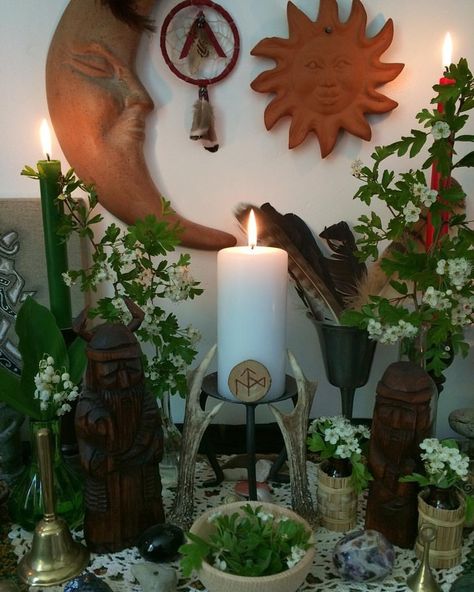 Beltane Altar, Witchy Inspiration, Candles Magic, Pagan Alter, Sacred Space Altar, Witchcraft Altar, Green Witchcraft, Witches Altar, Wiccan Altar