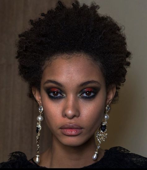 Matte Make Up, Easy Updos For Medium Hair, Mekap Mata, Look Grunge, Red Eyeshadow, Smink Inspiration, Black Eyeshadow, Edgy Makeup, Looks Black