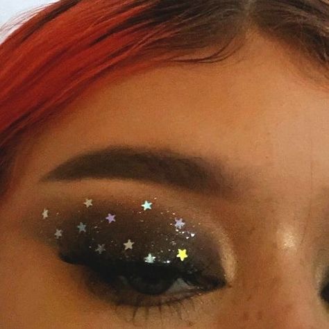 Festive Eye Makeup, Festival Eye Makeup, Christmas Makeup Ideas, Make Up Gold, Eye Makeup Ideas, Christmas Makeup, Festival Makeup, Smokey Eyes, Eye Makeup Tips