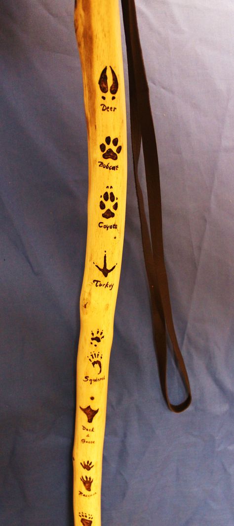 Hiking stick with animal track, just the pic but like the idea so when you are hiking you can identify the animal Walking Stick Wood Burning Designs, Leaf Stencils, Hiking Staff, Hand Carved Walking Sticks, Wooden Canes, Woodburning Projects, Wooden Walking Sticks, Dremel Wood Carving, Animal Tracks