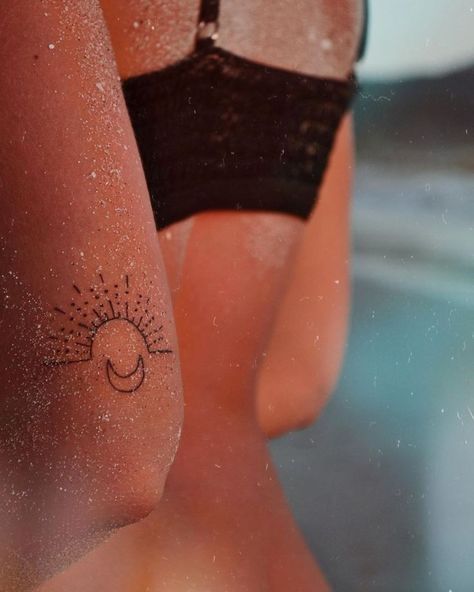 The Sun Tattoo, Tattoo Beach, Sunset Tattoos, Moon Tattoos, Muster Tattoos, Elbow Tattoos, Sun Tattoos, Discreet Tattoos, Sun Tattoo