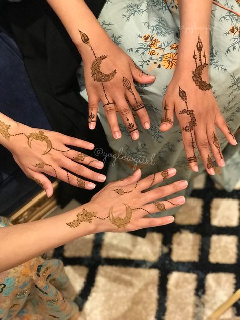 Ramadan henna design hilal Henna Sleeve, Traditional Henna Designs, Ramadan Henna, Henna Nails, Henna Inspired Tattoos, Henna Tattoo Designs Hand, Modern Henna Designs, Simple Henna Tattoo, Beginner Henna Designs