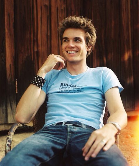 One Tree Hill | Tyler Hilton - Chris Keller!!! Chris Keller, Tyler Hilton, Peyton Sawyer, 80s Men, Man Crush Monday, Sweet Guys, Beating Heart, Tree Hill, One Tree Hill