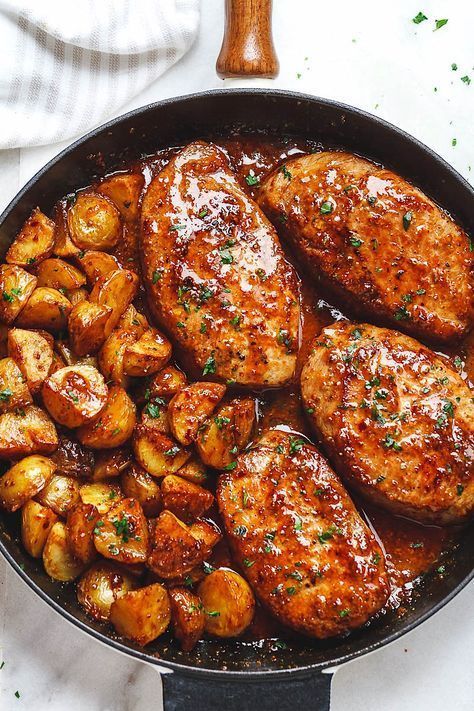 Honey Mustard Pork Chops Recipe with Potatoes – Best ever melt in your mouth, super delicious pork recipe with potatoes! Juicy boneless pork chops are seared and coated in a lip-smacking hon… credit @Eatwell101 Honey Mustard Pork Chops, Potatoes Skillet, Mustard Pork Chops, Pork Chops And Potatoes, Crockpot Healthy, Chicken And Potatoes, Health Dinner, Health Dinner Recipes, Recipes Crockpot