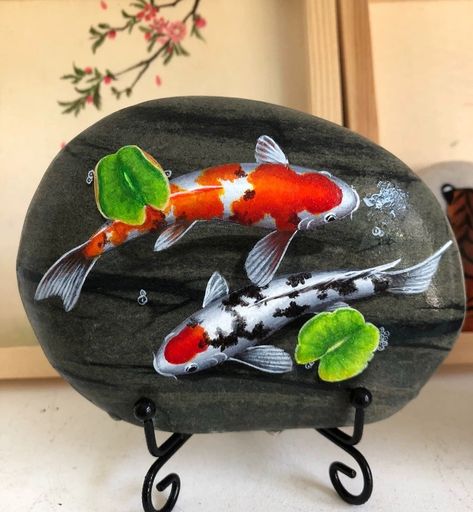 Koi Fish Decor, Painted Rock Art, Aquarium Rocks, Stone Fish, Fish Tank Decor, Fish Decor, Diy Rock Art, Time Painting, Fishing Decor