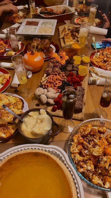 Thanksgiving Buffet Setup Ideas, Friendsgiving Aesthetic, Thanksgiving Vibes, November Mood, Friendsgiving Dinner Party, Thanksgiving Aesthetic, Friends Giving, Thanksgiving Dinner Party, Thanksgiving Friendsgiving