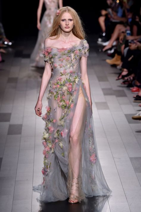 𖧷 on Twitter: "marchesa spring 2018… " Fairytale Runway, Floral Fashion Runway, Flower Inspired Dress, Dress Made Of Flowers, Dresses Flowers, Marchesa Spring, Runway Outfits, Fairytale Dress, Fantasy Dress