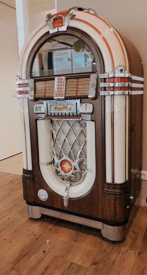 Old Jukebox Vintage, Vintage Juke Boxes, Jukebox Vintage Aesthetic, Juke Box Aesthetic, Juke Box Vintage, Old Diner Aesthetic, Jukebox Aesthetic, Jukebox Vintage, 50s Diner