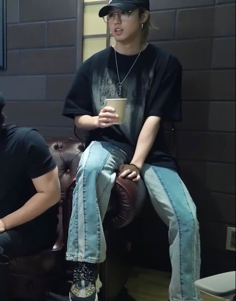 #straykids #skz #stay #han #hanjisung Han Jisung Sitting Down, Han Jisung Airport Fashion, Han Airport Fashion, Han Outfits Skz, Han Jisung Fashion, Skz Airport Fashion, Skz Outfit Ideas, Skz Ootd, Han Jisung Outfits