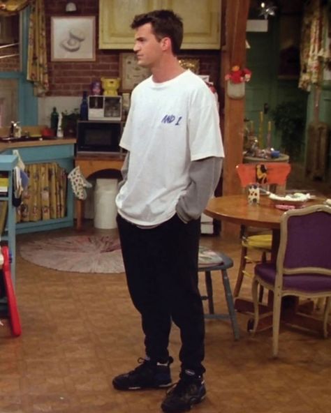 Grailed’s Instagram photo: “Big fit on Chandler Bing” Outfits From Friends, Chandler Bing Outfits, Friends Outfits 90s, Chandler Joey, Buy Outfits, Chandler Friends, Friends Outfits, Rachel Green Outfits, 90s Fashion Men