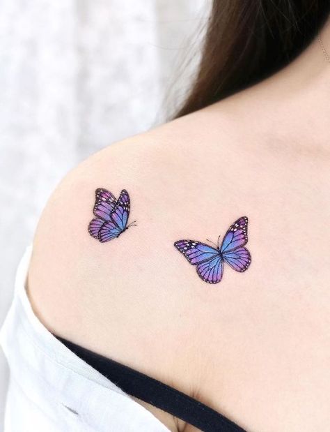 Cute Tattoo Designs, Tattoo Papillon, Purple Butterfly Tattoo, Colorful Butterfly Tattoo, Front Shoulder Tattoos, Shoulder Sleeve Tattoos, Blue Butterfly Tattoo, Girl Shoulder Tattoos, Purple Tattoos