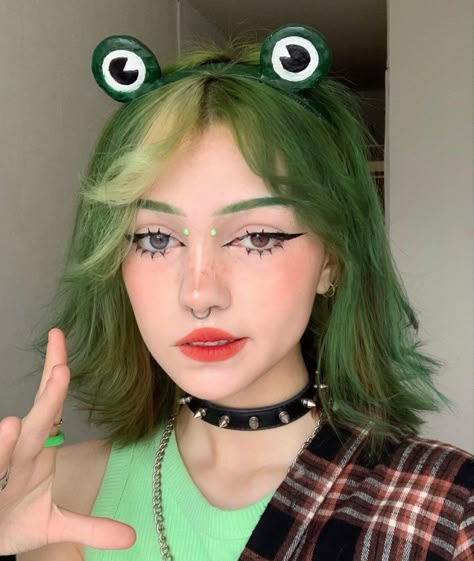 2000s Punk Aesthetic, Star Girl Aesthetic, Punk Japanese, 2000s Y2k Aesthetic, Y2k Aesthetic Grunge, Japanese 2000s, Grunge Egirl, Frog Costume, Punk Makeup