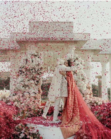 Indian Wedding Aesthetic, Red Saree Wedding, Royal Indian Wedding, Hindu Wedding Ceremony, Bride Photos Poses, Lights Wedding Decor, Wedding Photoshoot Props, Indian Wedding Couple Photography, Pakistani Wedding Outfits