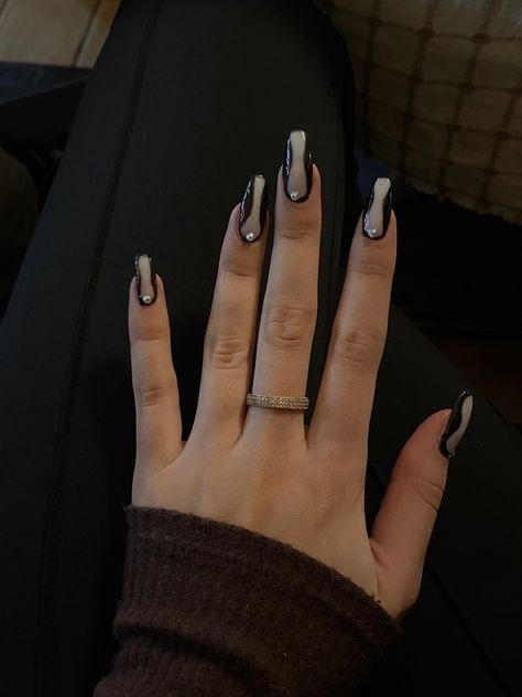 Maddy Perez Nails Euphoria, Mady Nails Euphoria, Nail Ideas Euphoria, Maddie Perez Nails, Maddy Euphoria Nails, Maddy Perez Nails, Black Rhinestone Nails, Black Nails With Rhinestones, Maddy Nails