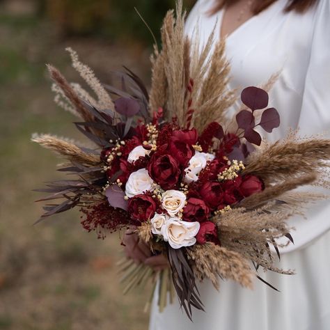 🥀Burgundy is a stunning choice for weddings, bringing a sense of elegance, warmth, and romance to the occasion. Its deep, rich hue makes it ideal for autumn and winter weddings, although it can be beautifully incorporated into any season🥀 #wedding #WeddingBouquet #boutonniere #WeddingInspiration #wedding2024 #wedding2025 #BohoWedding #WeddingFlowers #bride #bridesmaids #love #marriage #WeddingFlowers #weddinguk #wristcorsage #weddingaccessories #BrideBouquet #BridesmaidBouquet #BridalBouquet... Rustic Burgundy Wedding Bouquet, Red And White Carnation Bouquet, Dried Flower Bouquet Wedding Burgundy, Red And Cream Bouquet, Wedding Bouquets With Pampas, Winter Western Wedding, Boho Wedding Outdoor, Bouquet For Bridesmaids, Dried Flower Wedding Bouquet