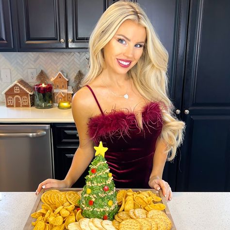 Christmas Tree Cheeseball Christmas Tree Cheeseball, Snowman Cheeseball, Veggie Pizza, Yellow Pepper, Monkey Bread, No Cook Desserts, Appetizer Salads, Cheese Ball, So Delicious