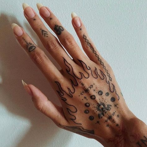 Hand Tatts, Horoscope Tattoos, Tato Henna, Knuckle Tattoos, Sharpie Tattoos, Sketch Tattoo Design, Greek Tattoos, Style Tattoo, Tattoo Girl