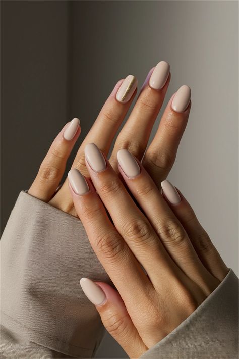 Elevate your style with these short, chic nails featuring a minimalist design that embodies sophistication. This simple nail idea combines a soft nude base with a delicate white tip, making it perfect for any occasion. Easy to maintain yet stunning in appearance, these nails are a must-try for anyone seeking a stylish charm. Explore this trendy look and embrace the beauty of simplicity! Simple Minimalist Nails, Short Nail Shellac Ideas, Short Chic Nails, Minimalistic Nail Designs, Soak Off Acrylic Nails, Latte Nails, Minimalist Nail Design, Fresh Manicure, Simple Nail Ideas