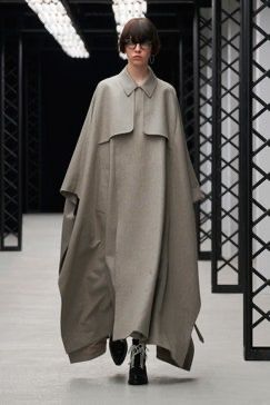 Hyke Tokyo Fall 2020 Fashion Show Collection: See the complete Hyke Tokyo Fall 2020 collection. Look 2 Hyke Tokyo, Tokyo Fashion Week, Oversize Fashion, Modest Wear, Tokyo Fashion, Vogue Russia, 2020 Fashion, Abayas Fashion, Military Inspired