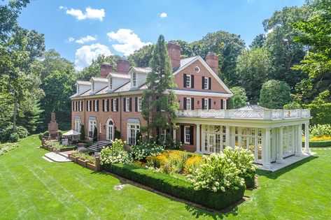 With grounds as majestic as the interiors, this beautiful Greenwich, Connecticut estate does not disappoint. La Cornue Kitchen, Connecticut Homes, Georgian Style Homes, Greenwich Connecticut, Lush Lawn, Red Brick House, Grand Foyer, Covered Pergola, Upper West Side