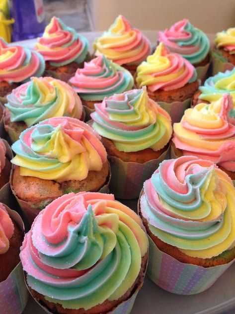 Icing Designs, Giant Cupcake Cakes, Swirl Cupcakes, Blue Cupcakes, Cupcake Cake Designs, Buttercream Cupcakes, Giant Cupcakes, Rainbow Cupcakes, Unicorn Cupcakes