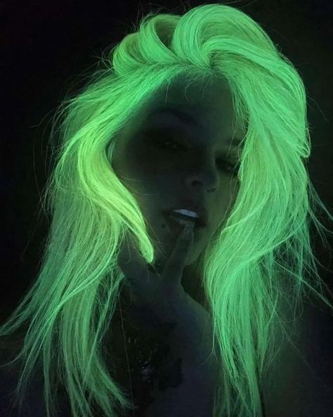 Glow In The Dark Hair Color, Neon Hair Dye, Glow In The Dark Hair Dye, Emo Hair Dye, Neon Hairstyles, Neon Hair Color Ideas, Aesthetic Hair Dye, Glow In The Dark Hair, Vibrant Hair Color Ideas