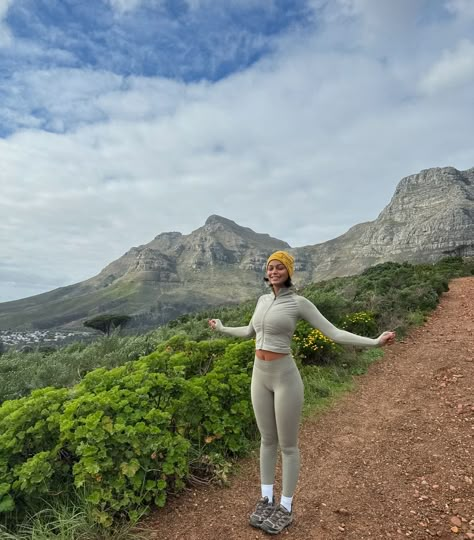 Hiking Outfit Women Mountain, Hiking Outfit Spring For Women, South Africa Outfits, Pam Hughes, Hiking Vibes, Outfit Trekking, Travel Pic Ideas, Pic Ideas Poses, Montana Aesthetic