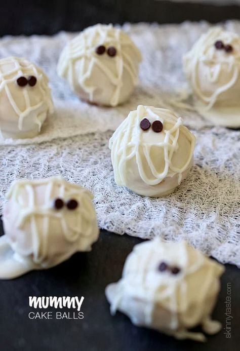 These adorable mummy cake balls are skinny and easy to make! Cake Chanel, Mummy Cake, Pasteles Halloween, Cake Ball, Box Cake Mix, Think Food, Snacks Für Party, Cake Balls, Halloween Cookies